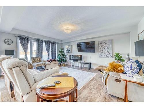 7993 Hackberry Trail, Niagara Falls, ON - Indoor Photo Showing Living Room