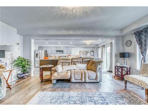 7993 Hackberry Trail, Niagara Falls, ON - Indoor Photo Showing Living Room