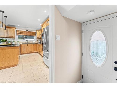 1639 Glen Rutley Circle, Mississauga, ON - Indoor Photo Showing Kitchen