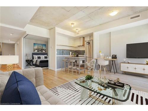 730-461 Adelaide Street W, Toronto, ON - Indoor Photo Showing Living Room