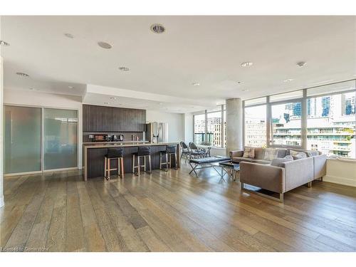 730-461 Adelaide Street W, Toronto, ON - Indoor Photo Showing Living Room