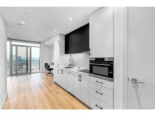 1509-741 King Street West Street, Kitchener, ON - Indoor Photo Showing Kitchen With Upgraded Kitchen