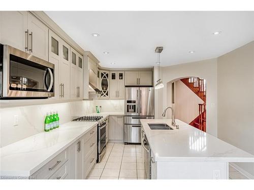 188 Fandango Drive, Brampton, ON - Indoor Photo Showing Kitchen With Double Sink With Upgraded Kitchen