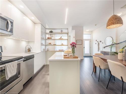 B209-5240 Dundas Street Street, Burlington, ON - Indoor Photo Showing Kitchen With Upgraded Kitchen