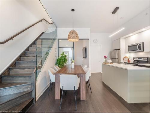 B209-5240 Dundas Street Street, Burlington, ON - Indoor Photo Showing Kitchen