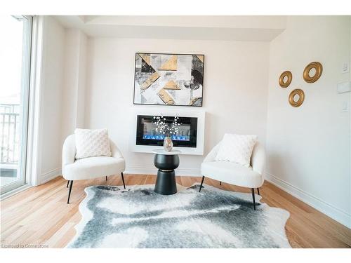 3321 Sixth Line, Oakville, ON - Indoor Photo Showing Living Room