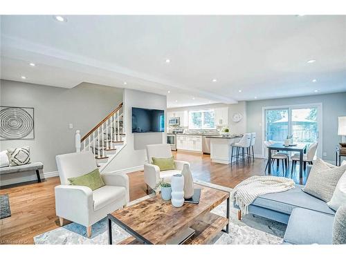 1825 Pattinson Crescent, Mississauga, ON - Indoor Photo Showing Living Room