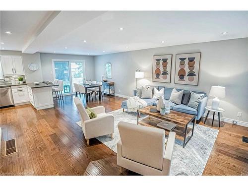 1825 Pattinson Crescent, Mississauga, ON - Indoor Photo Showing Living Room