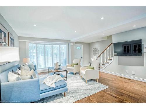 1825 Pattinson Crescent, Mississauga, ON - Indoor Photo Showing Living Room