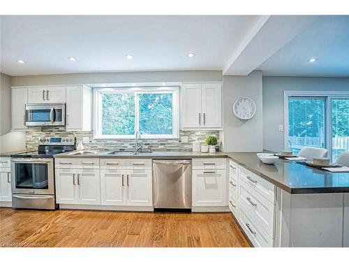 1825 Pattinson Crescent, Mississauga, ON - Indoor Photo Showing Kitchen With Upgraded Kitchen