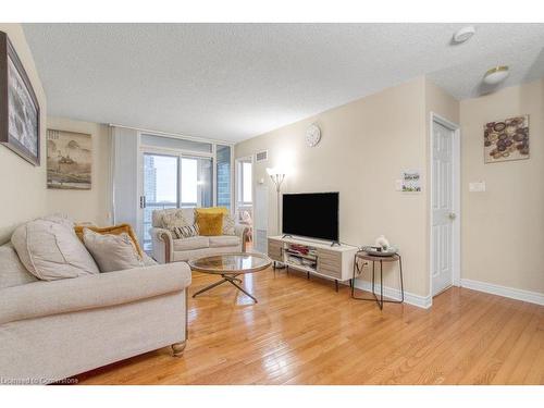 2107-156 Enfield Place, Mississauga, ON - Indoor Photo Showing Living Room