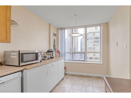 2107-156 Enfield Place, Mississauga, ON - Indoor Photo Showing Kitchen