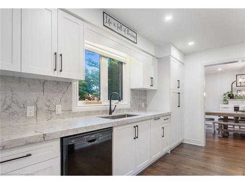 Burlington, ON - Indoor Photo Showing Kitchen