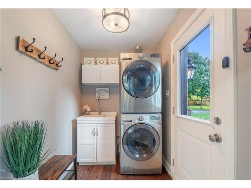 Burlington, ON - Indoor Photo Showing Laundry Room