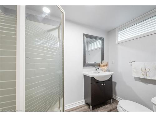 Burlington, ON - Indoor Photo Showing Bathroom