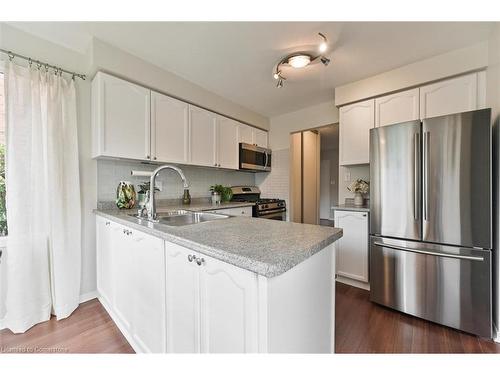 4273 Credit Pointe Drive, Mississauga, ON - Indoor Photo Showing Kitchen With Double Sink