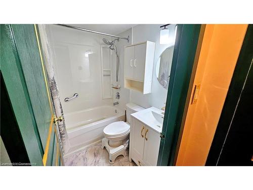 810-359 Geneva Street, St. Catharines, ON - Indoor Photo Showing Bathroom