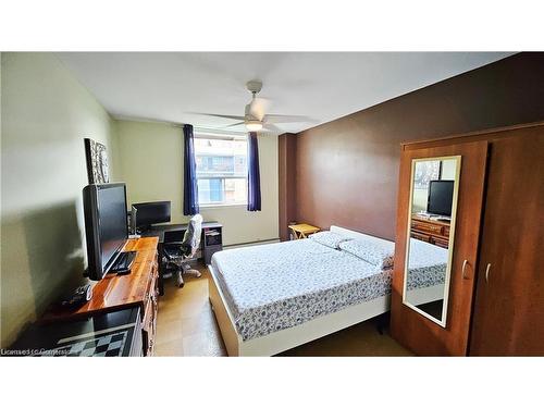 810-359 Geneva Street, St. Catharines, ON - Indoor Photo Showing Bedroom