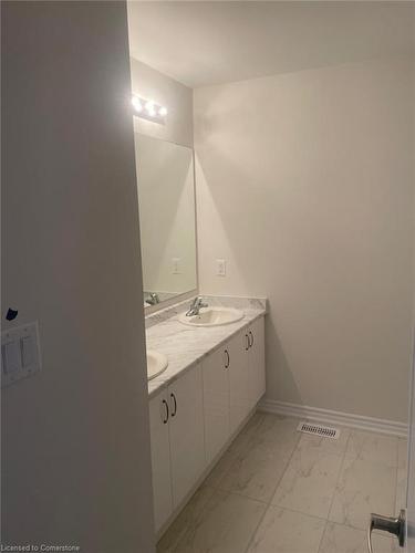 16 Tamworth Terrace, Barrie, ON - Indoor Photo Showing Bathroom