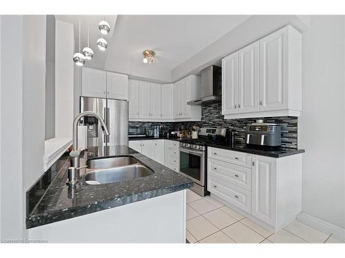 184 Pumpkin Pass, Hamilton, ON - Indoor Photo Showing Kitchen With Double Sink With Upgraded Kitchen