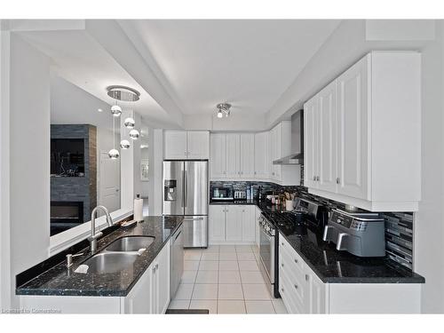 184 Pumpkin Pass, Hamilton, ON - Indoor Photo Showing Kitchen With Double Sink With Upgraded Kitchen