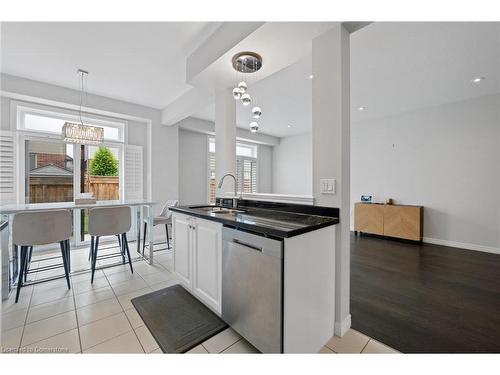 184 Pumpkin Pass, Hamilton, ON - Indoor Photo Showing Kitchen With Upgraded Kitchen