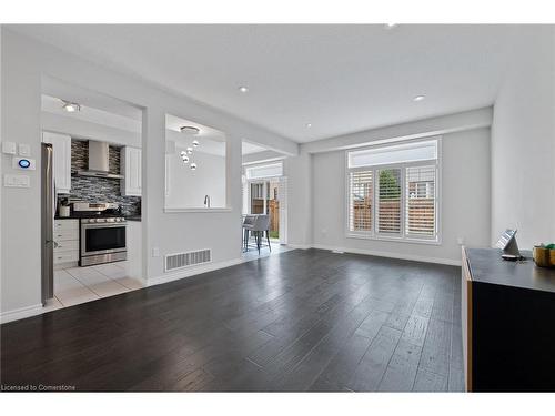 184 Pumpkin Pass, Hamilton, ON - Indoor Photo Showing Living Room