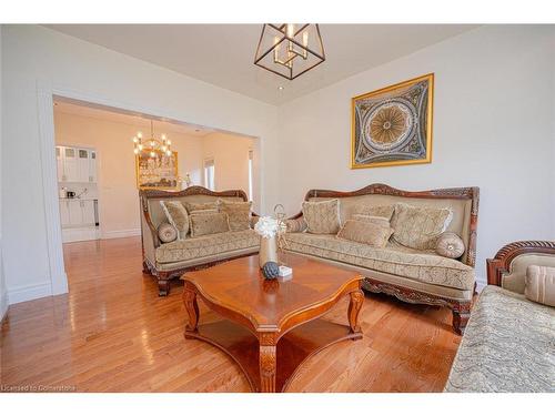 656 Geneva Street, St. Catharines, ON - Indoor Photo Showing Living Room