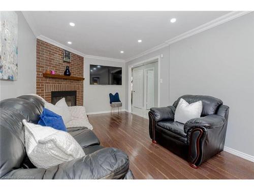 1617 Bristol Road W, Mississauga, ON - Indoor Photo Showing Living Room