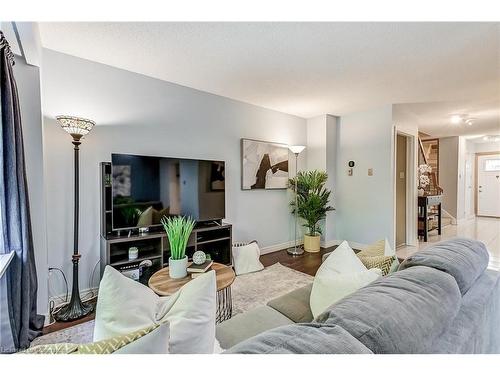 157-1951 Rathburn Road E, Mississauga, ON - Indoor Photo Showing Living Room