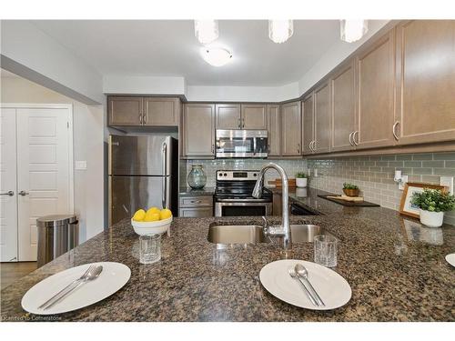 3061 Mistletoe Gardens, Oakville, ON - Indoor Photo Showing Kitchen With Double Sink With Upgraded Kitchen