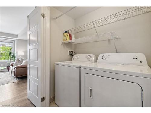 3061 Mistletoe Gardens, Oakville, ON - Indoor Photo Showing Laundry Room