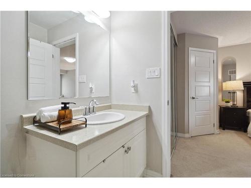 3061 Mistletoe Gardens, Oakville, ON - Indoor Photo Showing Bathroom