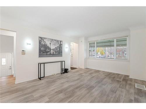 204 Summerhill Avenue, Hamilton, ON - Indoor Photo Showing Living Room