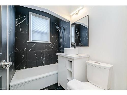 204 Summerhill Avenue, Hamilton, ON - Indoor Photo Showing Bathroom