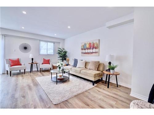 79-117 Lynden Circle, Georgetown, ON - Indoor Photo Showing Living Room