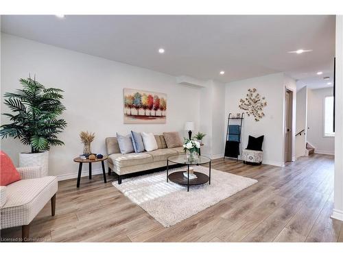 79-117 Lynden Circle, Georgetown, ON - Indoor Photo Showing Living Room