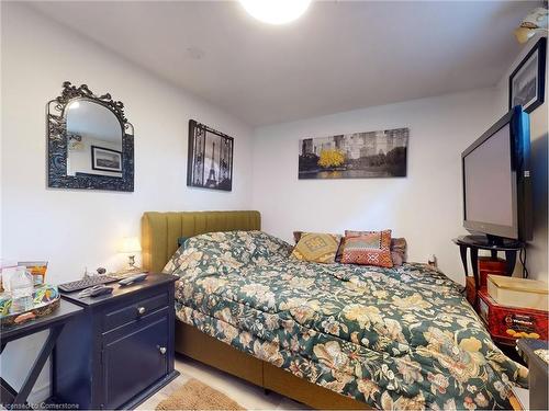 374 Book Road, Grimsby, ON - Indoor Photo Showing Bedroom