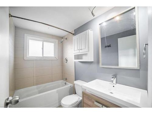 22-120 Quigley Road, Hamilton, ON - Indoor Photo Showing Bathroom