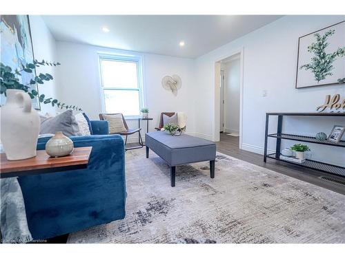 196 Graham Street, Woodstock, ON - Indoor Photo Showing Living Room