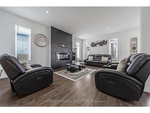 3319 Regiment Road, London, ON - Indoor Photo Showing Living Room