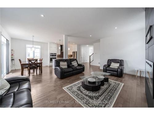 3319 Regiment Road, London, ON - Indoor Photo Showing Living Room