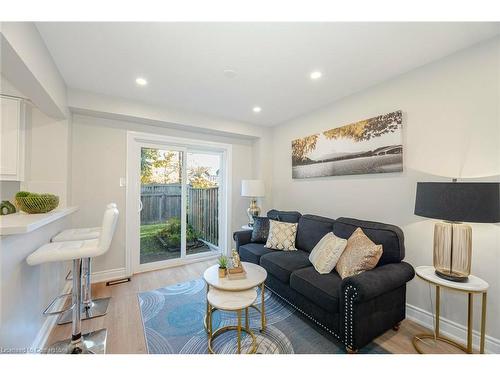 58-5659 Glen Erin Drive, Mississauga, ON - Indoor Photo Showing Living Room