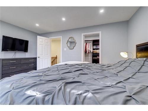 19-2880 Headon Forest Drive, Burlington, ON - Indoor Photo Showing Bedroom