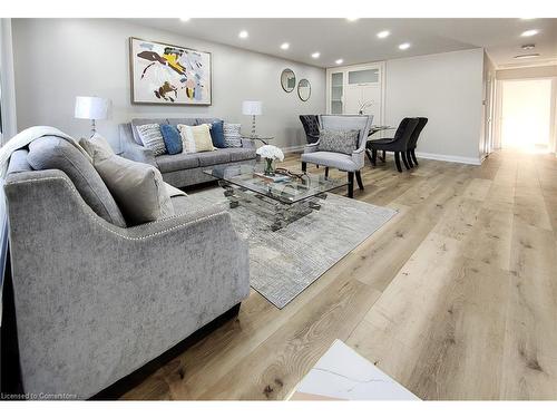 65 Loraine Drive, St. Catharines, ON - Indoor Photo Showing Living Room