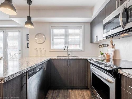 11-39 Hays Boulevard, Oakville, ON - Indoor Photo Showing Kitchen With Upgraded Kitchen