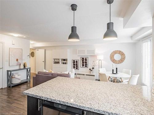 11-39 Hays Boulevard, Oakville, ON - Indoor Photo Showing Kitchen