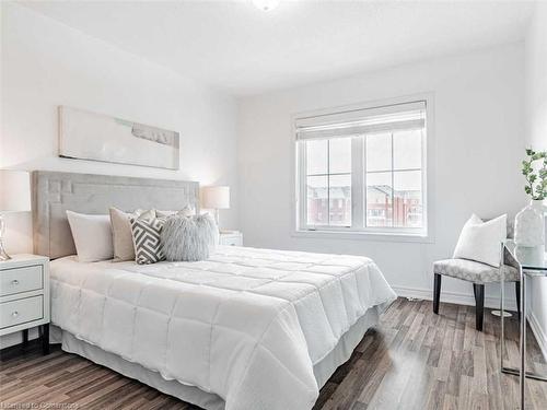 11-39 Hays Boulevard, Oakville, ON - Indoor Photo Showing Bedroom