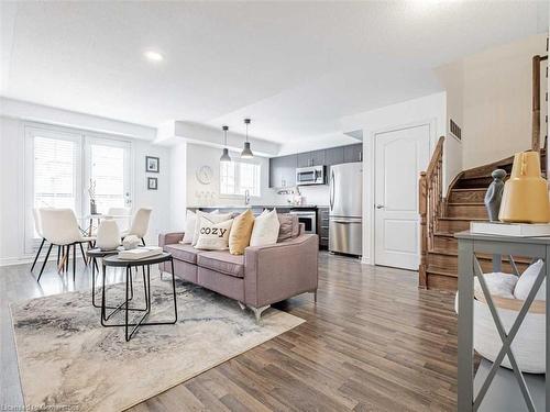 11-39 Hays Boulevard, Oakville, ON - Indoor Photo Showing Living Room