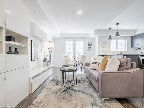 11-39 Hays Boulevard, Oakville, ON - Indoor Photo Showing Living Room